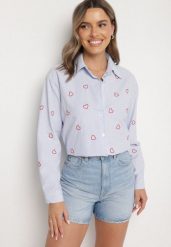 Niebiesko-Czerwona Koszula o Kroju Oversize w Paski Zdobiona Haftem w Serca Nitariena. Niebieskie koszule Born2be, uniwersalny, z aplikacjami, z bawełny, biznesowe, bez kołnierzyka, bez ramiączek. Za 74.99 zł.