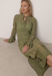 Zielona Koronkowa Sukienka o Taliowanym Kroju z Wiązaniem przy Dekolcie Nevellirae. Zielone sukienki Born2be, na co dzień, l, bez wzorów, z koronki, eleganckie, bez kołnierzyka, bez ramiączek, maxi, proste. Za 169.99 zł.