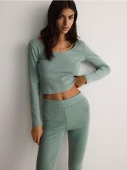 Góra od piżamy - oliwkowy. Zielone piżamy Reserved, bez wzorów, z bawełny, bez ramiączek. W wyprzedaży za 29.99 zł.