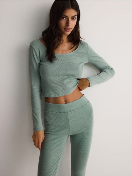 Góra od piżamy - oliwkowy. Zielone piżamy Reserved, bez wzorów, z bawełny, bez ramiączek. W wyprzedaży za 29.99 zł.