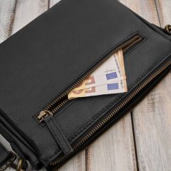 Torebka damska na ramię skórzana czarna kompaktowa listonoszka Paolo Peruzzi IM-04-BL. Czarne torby na ramię bez wzorów, ze skóry, eleganckie, na ramię, duże, bez dodatków. Za 229.00 zł.