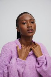 Sweter oversize z bufiastymi rękawami LILA DREAM - RIVERO-UNI. Fioletowe swetry Marsala, na lato, bez wzorów, z wełny, bez ramiączek. Za 249.90 zł.