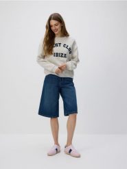 Bluza z haftowanym napisem - jasnoszary. Szare bluzy Reserved, l, bez wzorów, z bawełny, bez kaptura. W wyprzedaży za 49.99 zł.