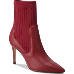Botki GUESS - FLBOO4 LEA10 LRED. Czerwone botki Guess, z aplikacjami, z materiału, bez obcasa, bez zapięcia. W wyprzedaży za 429.00 zł.