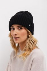 WEŁNIANA CZAPKA GILDA CZARNA One size - Flawless. Czarne czapki Flawless, bez wzorów, z kaszmiru. Za 195.50 zł.