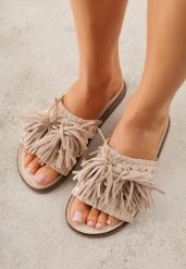 Beżowe Klapki w Stylu Boho Zdobione Frędzlami Stavania. Brązowe klapki Born2be, z aplikacjami, z jeansu, bez obcasa, na płaskiej podeszwie. Za 99.99 zł.