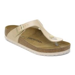 Japonki damskie Birkenstock Gizeh BF. Brązowe klapki Birkenstock, bez wzorów, z lakierowanej skóry, bez obcasa. Za 319.99 zł.