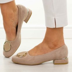 Beżowe zamsz Polskie czółenka damskie Suzana 2520. Brązowe czółenka Suzana, z aplikacjami, z zamszu, bez obcasa, na obcasie, bez zapięcia. Za 249.00 zł.