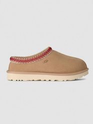 UGG Skórzane kapcie "Tasman II" w kolorze beżowo-czerwonym rozmiar: 37. Brązowe obuwie domowe UGG, bez wzorów, ze skóry, bez zapięcia. Za 550.36 zł.