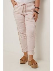 Curvy Lady Spodnie w kolorze jasnoróżowym rozmiar: 48/50. Różowe spodnie materiałowe Curvy Lady, z aplikacjami, z materiału, z standardowym stanem. Za 146.95 zł.