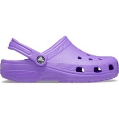 Klapki dla dorosłych Crocs Classic. Fioletowe klapki Crocs, bez wzorów, bez obcasa. W wyprzedaży za 189.00 zł.
