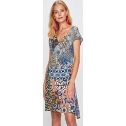 Desigual - Sukienka. Sukienki Desigual, na co dzień, bez wzorów, z materiału, casualowe, bez kołnierzyka, bez ramiączek, mini, proste. W wyprzedaży za 269.90 zł.