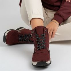 Trzewiki damskie Rieker, antistress ocieplane futerkiem i na grubej podeszwie, czerwone, 45960-35. Czerwone botki Rieker, bez wzorów, bez obcasa, bez zapięcia. Za 389.00 zł.