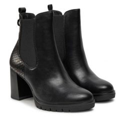 Botki Tamaris. Czarne botki Tamaris, bez wzorów, bez obcasa, na słupku, bez zapięcia. Za 379.99 zł.