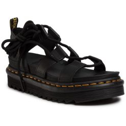 Sandały Dr. Martens. Czarne sandały Dr. Martens, bez wzorów, bez obcasa, na koturnie, bez zapięcia. Za 599.99 zł.