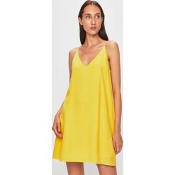 Calvin Klein Jeans - Sukienka. Czerwone sukienki Calvin Klein Jeans, na co dzień, l, bez wzorów, z jeansu, casualowe, bez kołnierzyka, bez ramiączek, proste. W wyprzedaży za 239.90 zł.