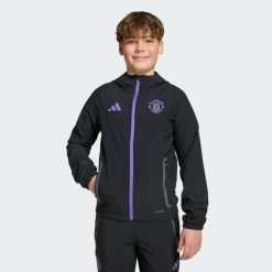 Bluza Manchester United Tiro 25 Competition Vis Tech Travel. Czarne bluzy Adidas, bez wzorów, z dresówki, bez kaptura. Za 349.00 zł.