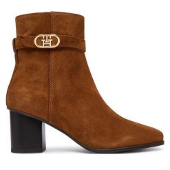 Botki Tommy Hilfiger. Brązowe botki TOMMY HILFIGER, bez wzorów, bez obcasa, na słupku, bez zapięcia. Za 699.99 zł.