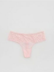 Majtki typu stringi z koronką - pastelowy róż. Czerwone stringi Reserved, bez wzorów, z koronki. Za 39.99 zł.