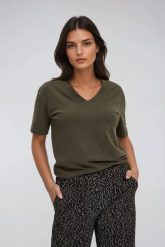 T-shirt z dekoltem w serek oliwkowy. Zielone t-shirty MOODO, l, bez wzorów, z bawełny, bez kołnierzyka, bez ramiączek. Za 39.99 zł.