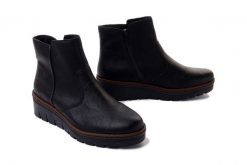 RIEKER X9165-00 black, botki damskie. Czarne botki Rieker, na zimę, bez wzorów, bez obcasa, na koturnie, bez zapięcia. Za 329.90 zł.
