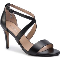 Sandały WOJAS - 9744-51 Czarny. Czarne sandały Wojas, bez wzorów, ze skóry, eleganckie, bez obcasa, na obcasie, bez zapięcia. W wyprzedaży za 239.00 zł.