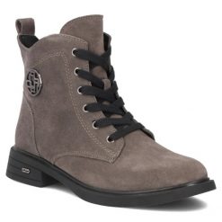 Skórzane botki damskie zamsz szare Filippo DBT7997. Szare botki Filippo, bez wzorów, ze skóry, bez obcasa, bez zapięcia. Za 259.99 zł.