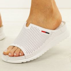 Białe skórzane klapki damskie Evento 18-42. Białe klapki eVento, bez wzorów, z jeansu, bez obcasa, na płaskiej podeszwie. Za 219.00 zł.