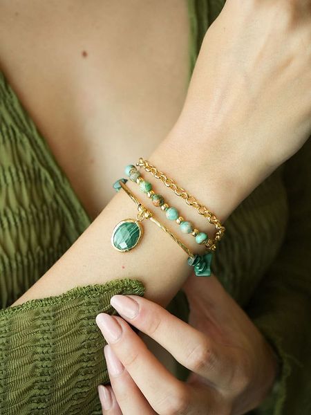 L'Atelier de Gaia Pozłacana bransoletka z elementami ozdobnymi rozmiar: onesize. Zielone bransoletki L'Atelier de Gaia, z malachitem, pozłacane. Za 78.28 zł.