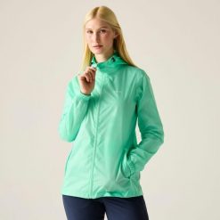 Kurtka trekkingowa damska Pack It Jacket III kieszonkowa przeciwdeszczowa. Niebieskie kurtki sportowe Regatta, bez wzorów, bez kaptura, trekkingowe. Za 149.99 zł.