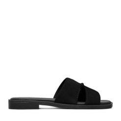 Klapki Lasocki. Czarne klapki Lasocki, bez wzorów, bez obcasa. Za 139.99 zł.