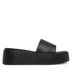 Klapki LOVE MOSCHINO. Czarne klapki Love Moschino, bez wzorów, bez obcasa. Za 639.99 zł.