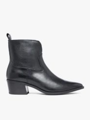 Czarne skórzane botki kowbojki. Czarne botki Ryłko, bez wzorów, ze skóry, bez obcasa, na obcasie, bez zapięcia. Za 579.99 zł.