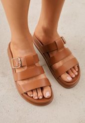 Brązowe Klapki na Płaskiej Podeszwie z Paskiem z Klamerką Ylindra. Brązowe klapki Born2be, bez wzorów, z jeansu, bez obcasa, na płaskiej podeszwie. Za 79.99 zł.