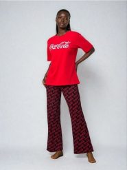 Bawełniana piżama dwuczęściowa Coca-Cola - czerwony. Czerwone piżamy Sinsay, bez wzorów, z bawełny, bez ramiączek. Za 59.99 zł.