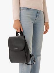 Plecak z klapą. Czarne plecaki Ryłko, bez wzorów, ze skóry. Za 399.99 zł.