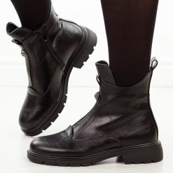 Czarne botki damskie M.Daszyński 2501-6. Czarne botki M.Daszyński, na jesień, bez wzorów, ze skóry, bez obcasa, bez zapięcia. Za 199.00 zł.