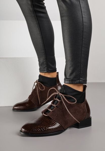 Brązowe Botki Typu Trzewiki z Lakierowanymi Wstawkami z Tłoczeniem Krokodyla Zetilla. Brązowe botki Born2be, bez wzorów, z jeansu, bez obcasa, na płaskiej podeszwie, bez zapięcia. Za 149.99 zł.