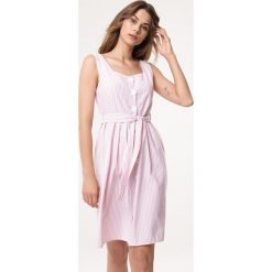 Jasnoróżowa Sukienka Slip Along. Sukienki Born2be, na lato, l, bez wzorów, klasyczne, bez kołnierzyka, bez ramiączek, midi. Za 49.99 zł.