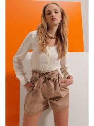 Trend Alacati Szorty chino w kolorze beżowym rozmiar: S. Brązowe szorty Trend Alacati, bez wzorów, z podwyższonym stanem. Za 63.95 zł.