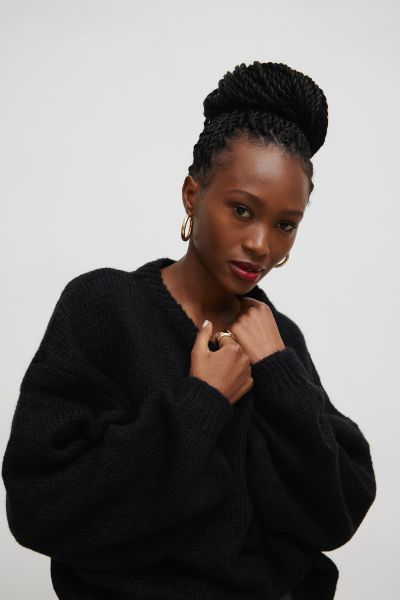 Sweter oversize z bufiastym rękawem BLACK - RIVERO-UNI. Czarne golfy Marsala, bez wzorów, z wełny, bez ramiączek. Za 249.90 zł.