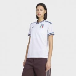 Koszulka wyjazdowa Włochy 26. Niebieskie bluzki Adidas, bez wzorów, sportowe, bez kołnierzyka, bez ramiączek. Za 439.00 zł.