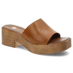 Brązowe Klapki Armodo Stylowe Obuwie Damskie. Brązowe klapki Armodo, z aplikacjami, bez obcasa, na obcasie. Za 209.00 zł.