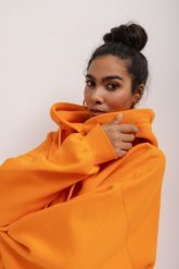 Bluza z kapturem oraz HAFTEM w kolorze EXOTIC ORANGE- GARSON-UNI. Pomarańczowe bluzy Marsala, bez wzorów, z bawełny, bez ramiączek. Za 329.90 zł.