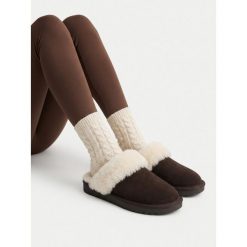 Kapcie Badura. Brązowe obuwie domowe Badura, bez wzorów, bez zapięcia. Za 159.99 zł.