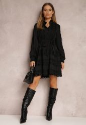 Czarna Sukienka Koszulowa z Wiązanym Paskiem i Ażurowymi Taśmami Deme. Czarne sukienki Renee, l, w ażurowe wzory, z materiału, boho, bez kołnierzyka, bez ramiączek, mini, koszulowe. Za 179.99 zł.
