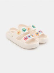 Piankowe klapki z kwiatami 3D - kremowy. Białe klapki Sinsay, bez wzorów, bez obcasa. Za 29.99 zł.