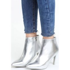 Srebrne Botki Shine Through. Szare botki Born2be, bez wzorów, ze szpiczastym noskiem, bez obcasa, na szpilce, bez zapięcia. Za 119.99 zł.