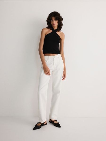 Jeansy straight - biały. Białe jeansy Reserved, bez wzorów. W wyprzedaży za 49.99 zł.