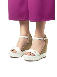 U.S. Polo Assn. Sandały w kolorze białym na koturnie rozmiar: 41. Białe sandały U.S. Polo Assn., bez wzorów, z otwartym noskiem, bez obcasa, na koturnie, bez zapięcia. Za 199.49 zł.